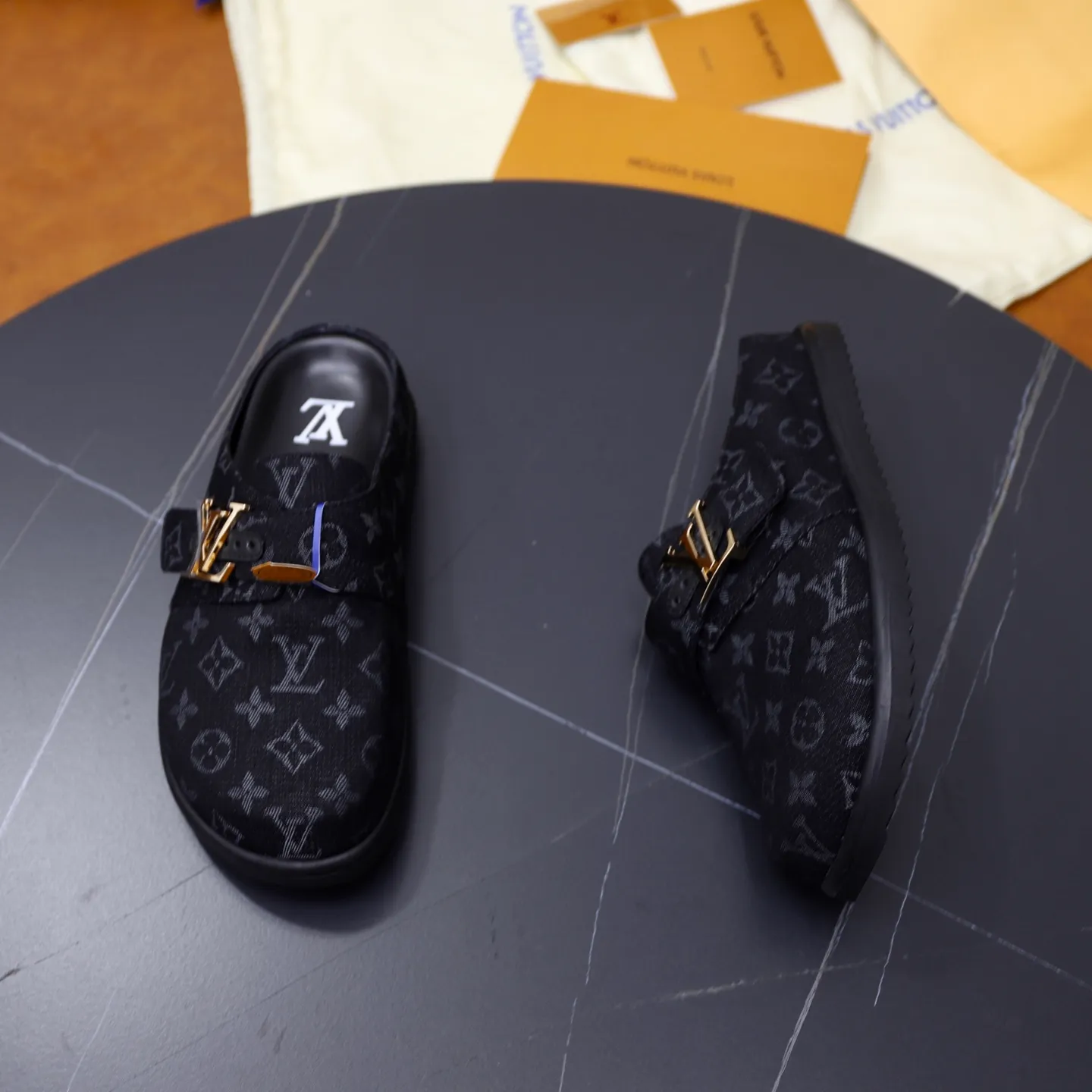 Ex-factory price: 520💰🙅‍♂️🙅‍♂️🙅‍♂️Birkenstock Brand: LV Louis Vuitton Standard code: 38-45 (cowhide lining) Grade: Same as the official website Material: Original presbyopic fabric design Original rubber wear-resistant molded outsole Style category: Men's fashion sandals Distinguished luxury brand elements Top luxury Color: Actual picture color